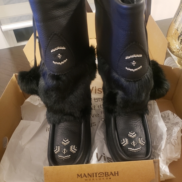 Beautiful Manatoba Mutlucks- never been worn new with box - Picture 2 of 3